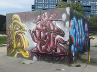 838221 Afbeelding van twee graffitikunstwerken op het materiaalhok bij de skatebaan in het Griftpark te Utrecht.